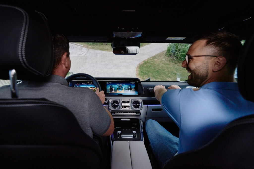 Zwei Mitarbeitende im Fahrzeug bei einer gemeinsamen Fahrt am G-Class Experience Center in Graz